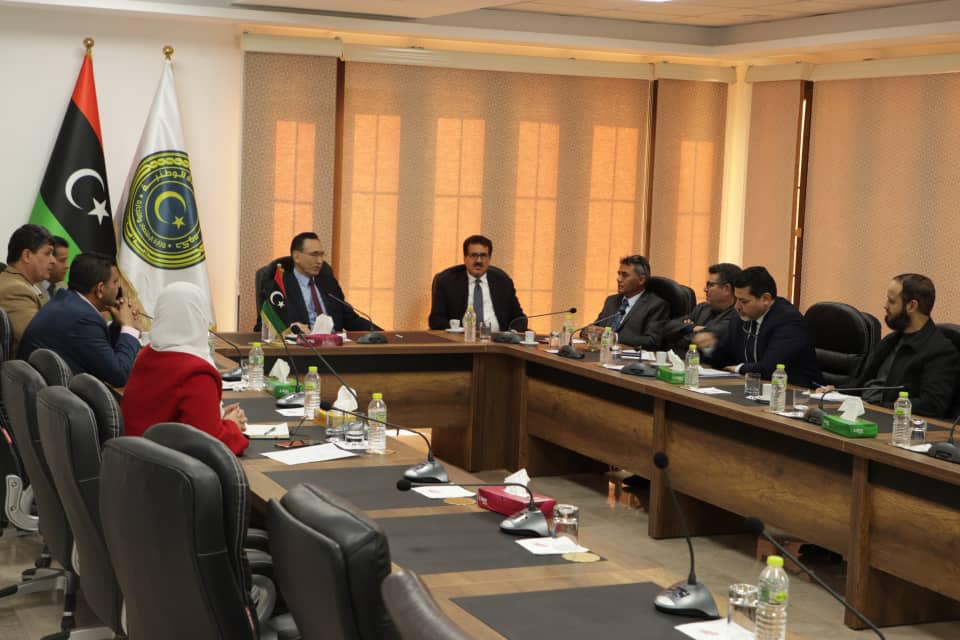 Al-Huwaij meets with a number of economic experts and academics